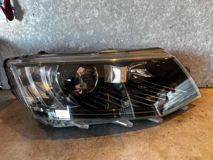 Używane Reflektor prawy Skoda Octavia Combi (5EAC) 1.4 TSI 16V Cena € 495,00 Procedura marży oferowane przez Uittenbogaard onderdelen BV