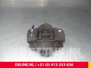 Używane Zacisk hamulcowy lewy tyl Volvo V70 (GW/LW/LZ) 2.5 TDI Cena € 40,00 Procedura marży oferowane przez van Deijne Onderdelen Uden B.V.