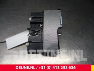 Usados Consola central Volvo XC90 II 2.0 T8 16V Twin Engine AWD Precio € 50,00 Norma de margen ofrecido por van Deijne Onderdelen Uden B.V.