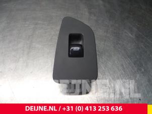 Usados Interruptor de ventanilla eléctrica Volvo V90 II (PW) 2.0 T4 16V Precio € 50,00 Norma de margen ofrecido por van Deijne Onderdelen Uden B.V.