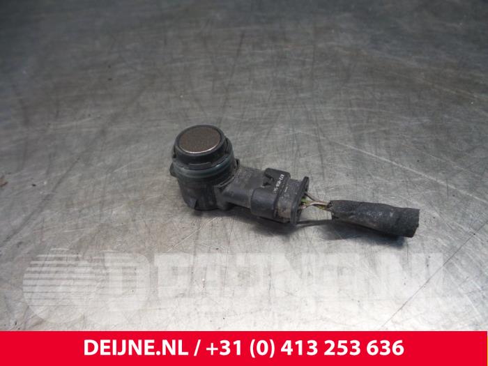 PDC Sensor from a Volvo V90 II (PW) 2.0 D5 16V AWD 2018