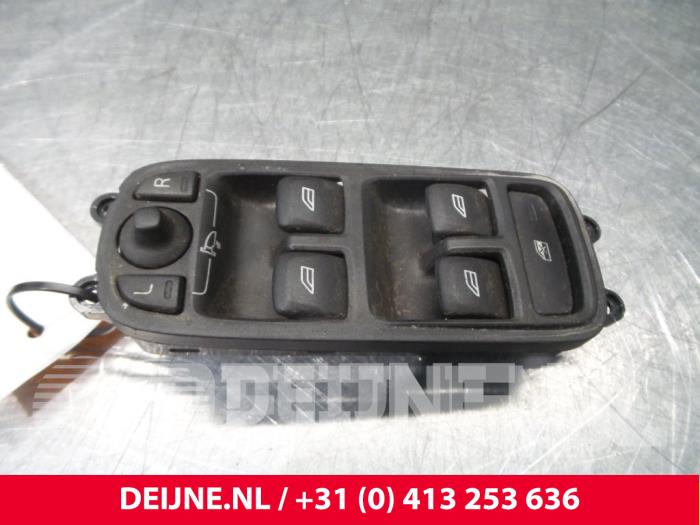 Usados Interruptor combinado de ventanillas Volvo V60 I (FW/GW) Precio € 35,00 Norma de margen ofrecido por van Deijne Onderdelen Uden B.V.