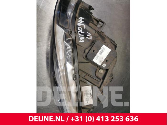 Headlight, left from a Volvo S60 II (FS) 1.6 DRIVe,D2 2014