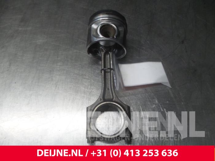 Używane Tlok Volvo V40 (MV) 2.0 D3 20V Cena € 120,00 Procedura marży oferowane przez van Deijne Onderdelen Uden B.V.