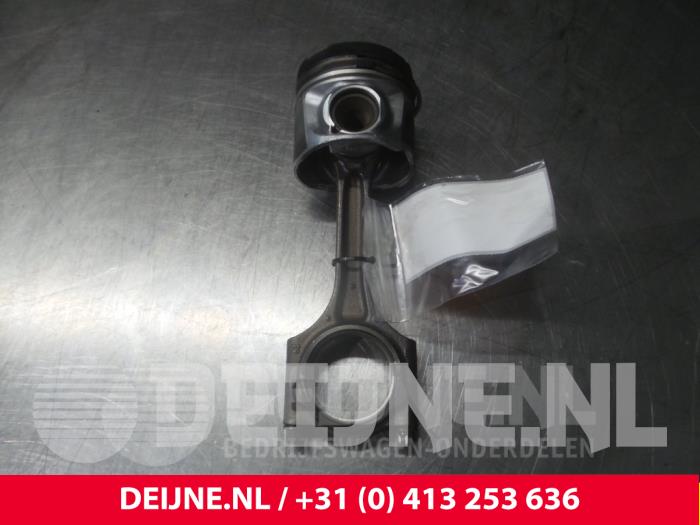 Używane Tlok Volvo V40 (MV) 2.0 D3 20V Cena € 120,00 Procedura marży oferowane przez van Deijne Onderdelen Uden B.V.