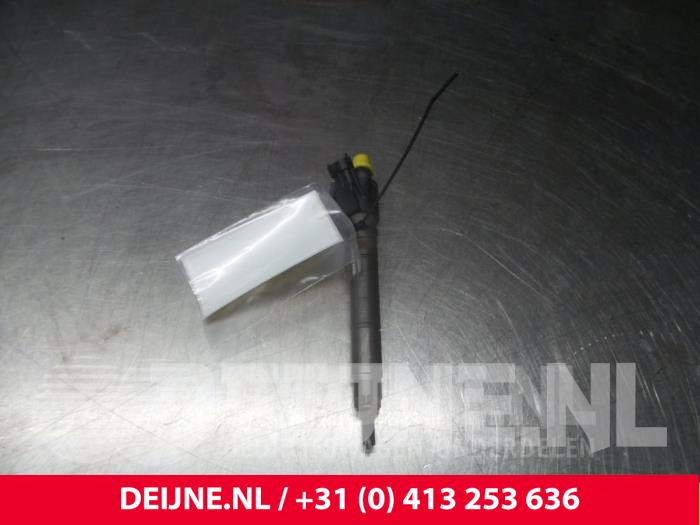 Injector (diesel) from a Volvo S60 II (FS) 2.0 D3 20V 2010