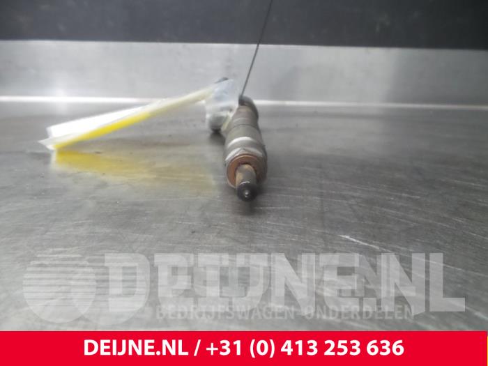 Injector (diesel) from a Volvo S60 II (FS) 2.0 D3 20V 2010