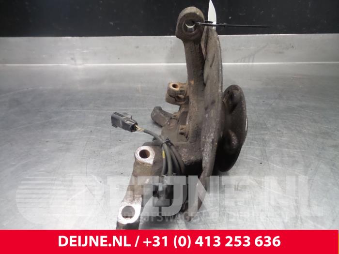 Knuckle, front left from a Volvo V70 (GW/LW/LZ) 2.4 XC LPT 4x4 20V 2000