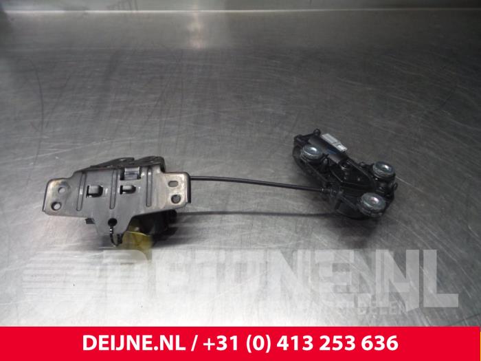 Tailgate lock mechanism from a Volvo XC90 II 2.0 T8 16V Twin Engine AWD 2015