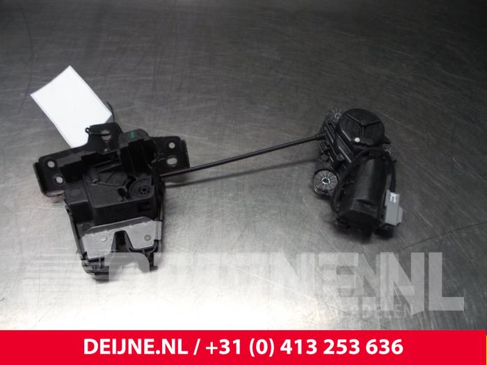 Tailgate lock mechanism from a Volvo XC90 II 2.0 T8 16V Twin Engine AWD 2015
