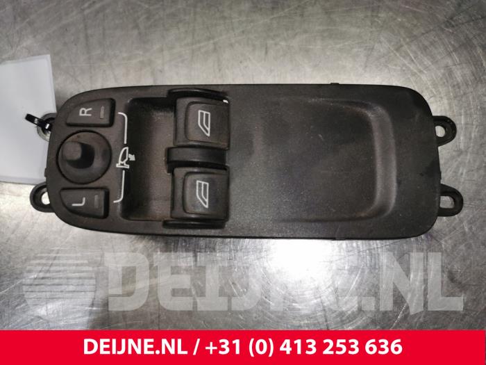Usados Interruptor combinado de ventanillas Volvo C30 (EK/MK) 2.0 16V Precio € 50,00 Norma de margen ofrecido por van Deijne Onderdelen Uden B.V.