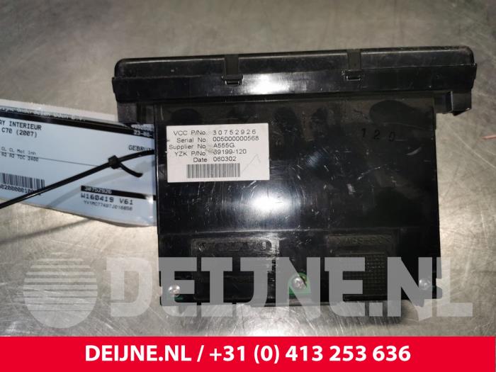Begagnade Innerdisplay Volvo C70 (MC) 2.4 D5 20V Autom. Pris € 30,00 Marginaltabell erbjuds av van Deijne Onderdelen Uden B.V.