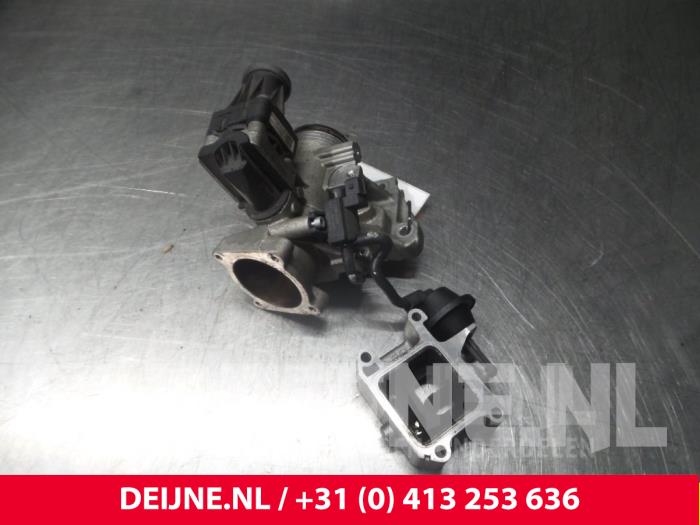 EGR valve from a Volvo XC70 (BZ) 2.4 D4 20V AWD 2015
