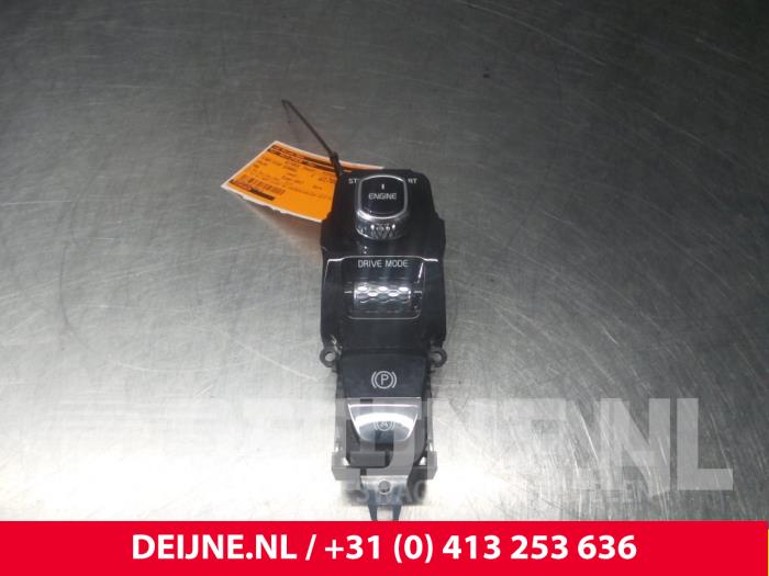 Start/stop switch from a Volvo V90 Cross Country (PZ) 2.0 D4 16V AWD 2017