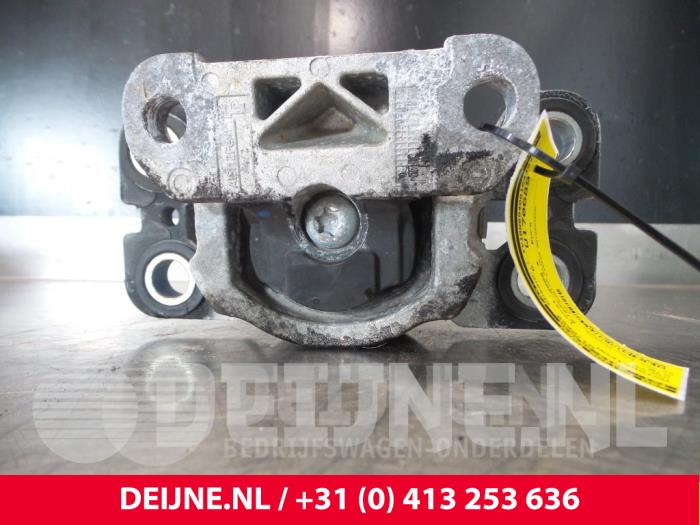Engine mount from a Volvo V70 (BW) 2.4 D 20V 2008