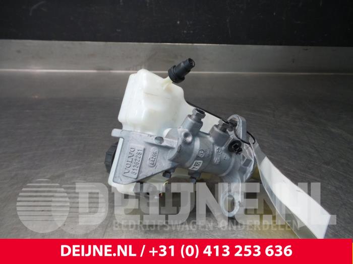 Master cylinder from a Volvo V90 II (PW) 2.0 D5 16V AWD 2018