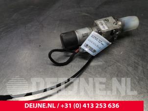 Używane Silnik tylnej klapy Volvo XC70 (BZ) 2.4 D 20V AWD Cena € 70,00 Procedura marży oferowane przez van Deijne Onderdelen Uden B.V.
