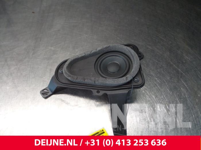Speaker from a Volvo XC90 II 2.0 T8 16V Twin Engine AWD 2018