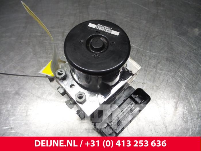 Begagnade ABS-pump Volvo V40 (MV) 2.0 D2 16V Pris € 40,00 Marginaltabell erbjuds av van Deijne Onderdelen Uden B.V.