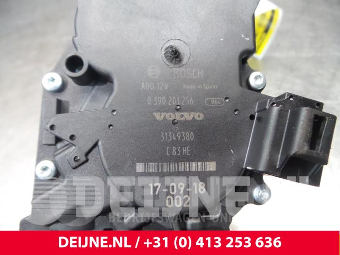 Rear wiper motor from a Volvo V90 II (PW) 2.0 D5 16V AWD 2018
