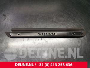 Nowe Listwa ozdobna Volvo V40 (VW) 2.0 16V Cena € 30,25 Z VAT oferowane przez van Deijne Onderdelen Uden B.V.