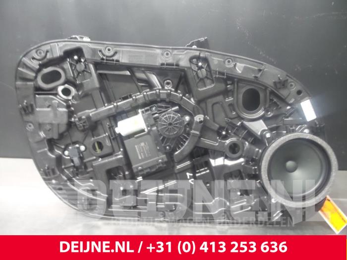 Window mechanism 4-door, front left from a Volvo V90 Cross Country (PZ) 2.0 D4 16V AWD 2017