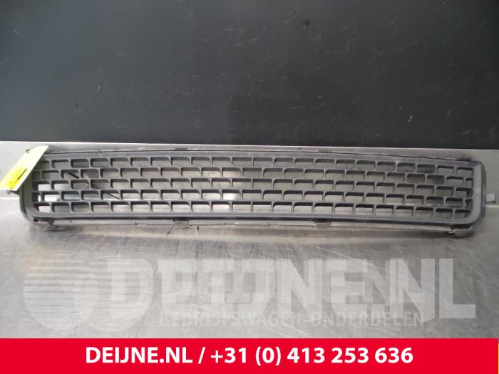 Bumper grille from a Volvo V70 (BW) 2.0 D 16V 2009