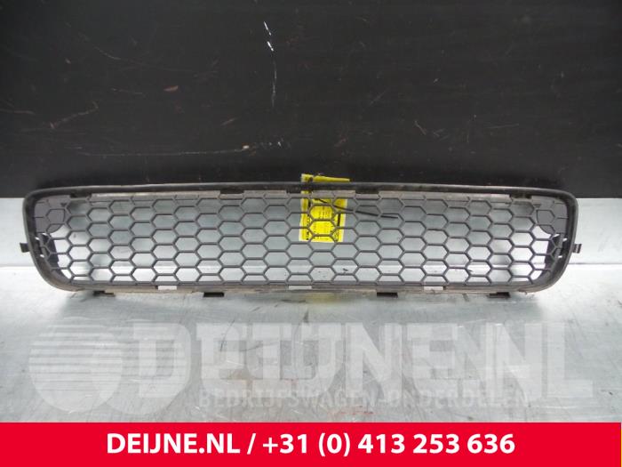 Begagnade Stötfångargrill Volvo V70 Pris € 20,00 Marginaltabell erbjuds av van Deijne Onderdelen Uden B.V.