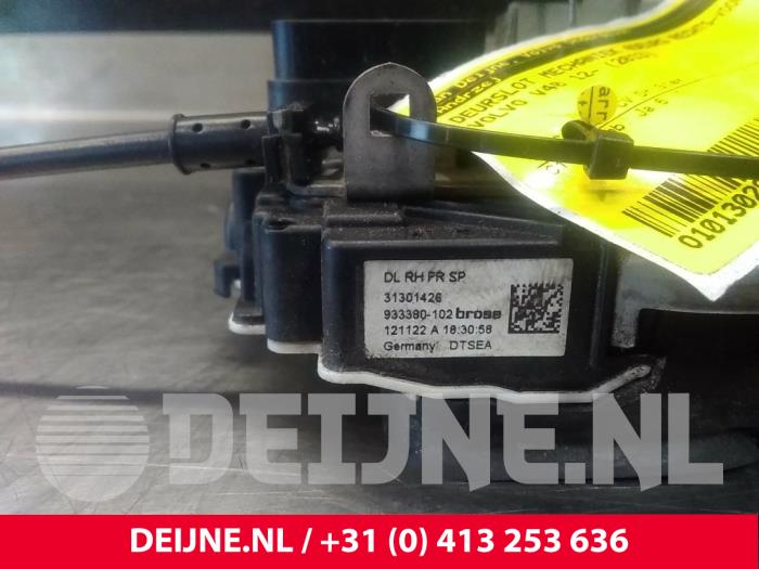 Front Door Lock Mechanism 4 door Right Volvo V40 31301426
