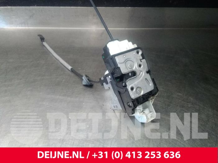 Front Door Lock Mechanism 4 door Right Volvo V40 31301426