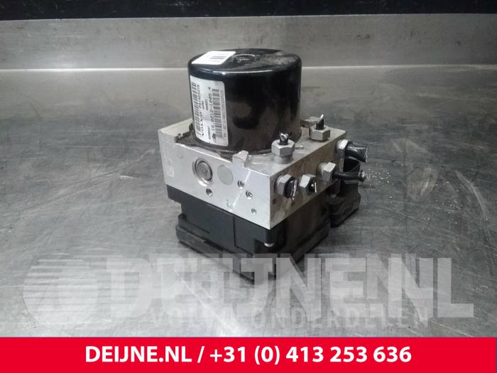 Używane Pompa ABS Volvo V40 (MV) 2.0 T2 16V Cena € 40,00 Procedura marży oferowane przez van Deijne Onderdelen Uden B.V.