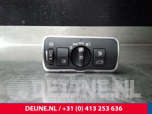 Usados Interruptor de luz Volvo V60 I (FW/GW) 2.4 D6 20V Plug-in Hybrid AWD Precio € 25,00 Norma de margen ofrecido por van Deijne Onderdelen Uden B.V.