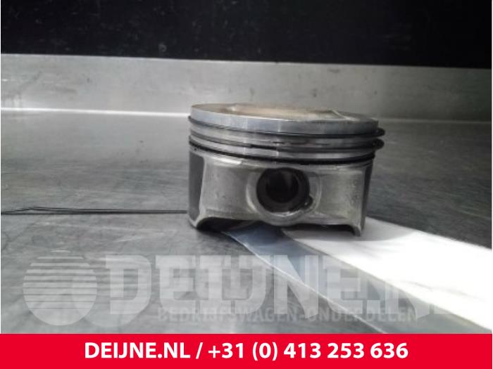 Kolben van een Volvo C70 (MC) 2.4i 20V 2006
