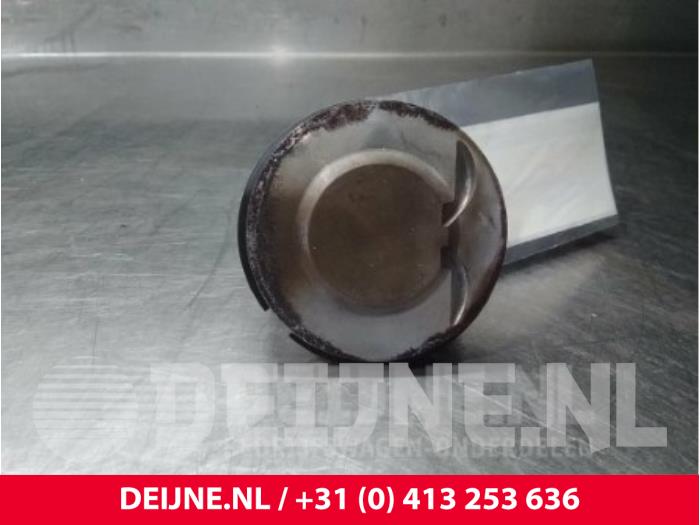 Usagé Piston Volvo C70 (MC) 2.4i 20V Prix € 100,00 Règlement à la marge proposé par van Deijne Onderdelen Uden B.V.