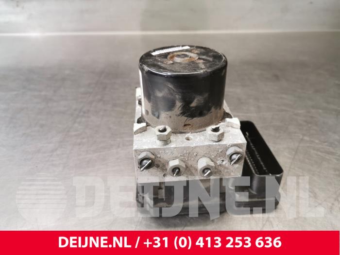 ABS pump Volvo V40 Cross Country 1.6 D2 - 31400643 D4162T ATE