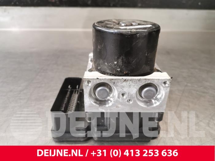 ABS pump Volvo V40 Cross Country 1.6 D2 - 31400643 D4162T ATE