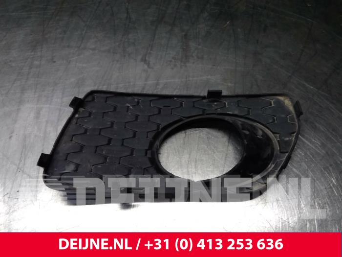 Bumper grille from a Volvo XC70 (BZ) 2.4 D5 20V 215 AWD Autom. 2012