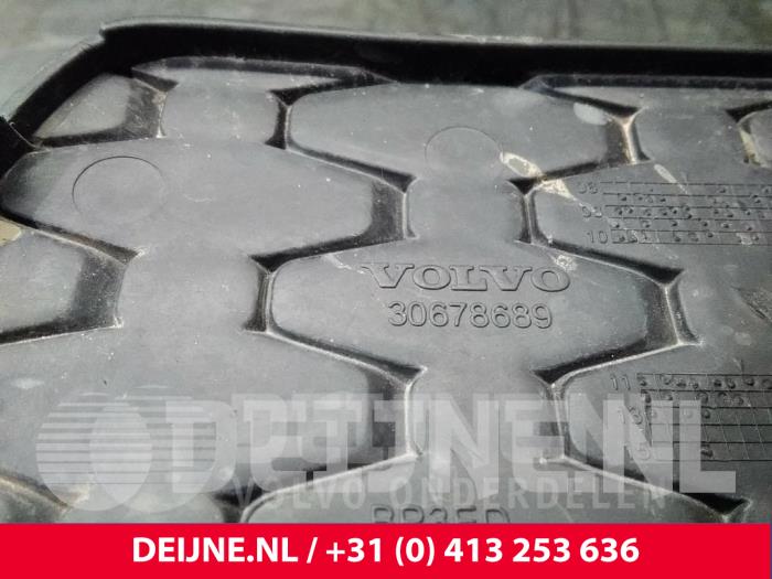 Bumper grille from a Volvo XC70 (BZ) 2.4 D5 20V 215 AWD Autom. 2012