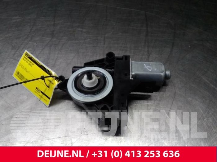 Usados Motor de ventanilla de puerta Volvo V70 (BW) 2.4 D5 20V AWD Precio € 50,00 Norma de margen ofrecido por van Deijne Onderdelen Uden B.V.