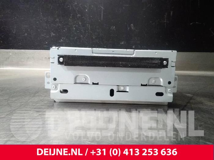 Używane Odtwarzacz CD Volvo V70 (BW) 2.4 D5 20V 205 Cena € 60,00 Procedura marży oferowane przez van Deijne Onderdelen Uden B.V.