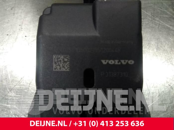 Sensor asistente de frenado de un Volvo V60 I (FW/GW) 2.0 D4 16V 2016