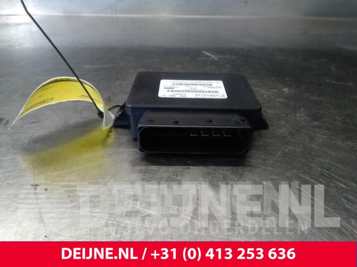 Parking brake module from a Volvo S60 II (FS) 2.4 D5 20V AWD 2011