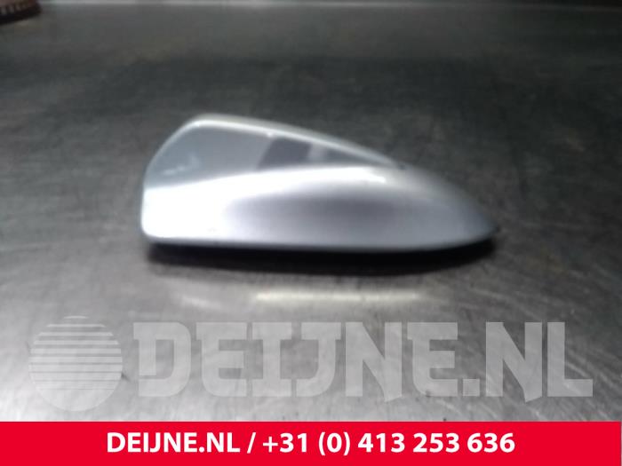 GPS antenna from a Volvo S60 II (FS) 2.4 D5 20V AWD 2011