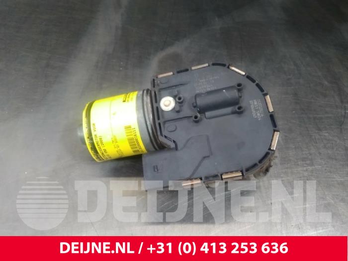Front wiper motor from a Volvo V50 (MW) 2.4 D5 20V Autom.. 2008