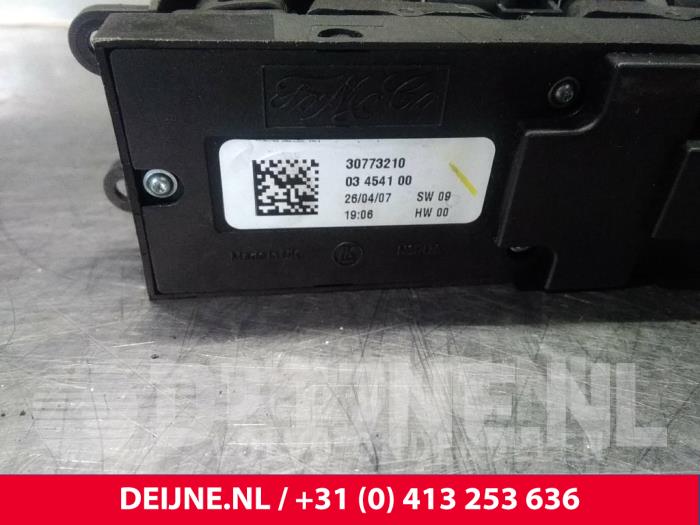 Electric window switch from a Volvo V50 (MW) 2.4 D5 20V Autom.. 2008