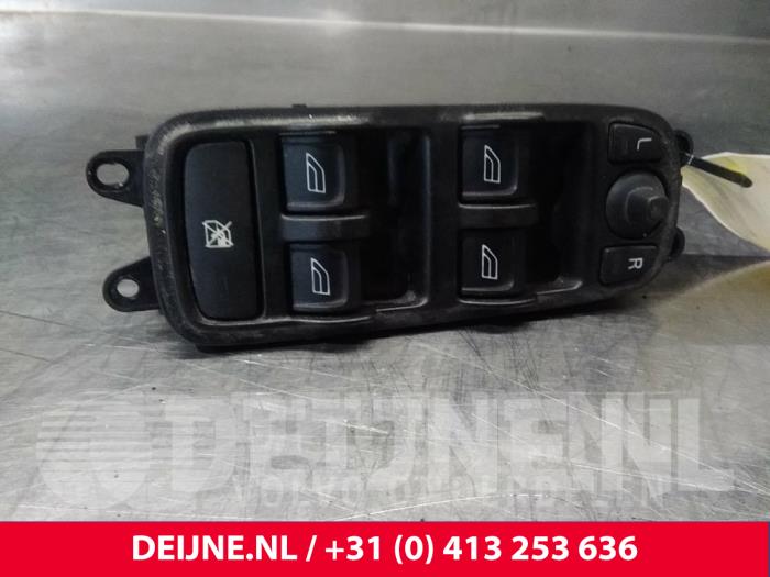 Electric window switch from a Volvo V50 (MW) 2.4 D5 20V Autom.. 2008