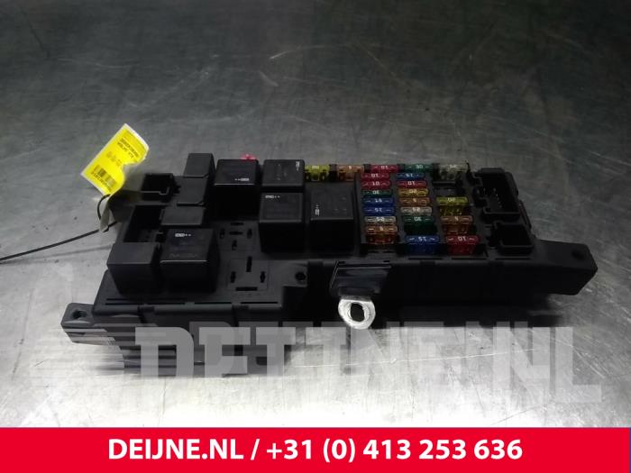 Fuse box from a Volvo V70 (SW) 2.4 D5 20V 2003