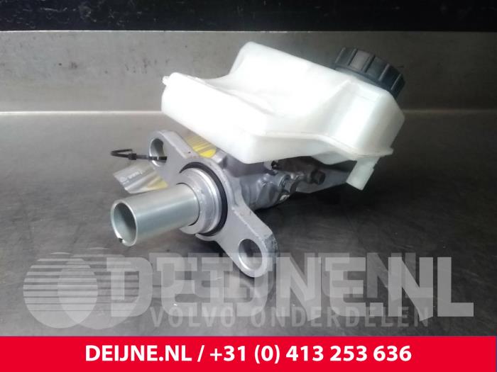 Master cylinder from a Volvo V90 II (PW) 2.0 D4 16V 2017