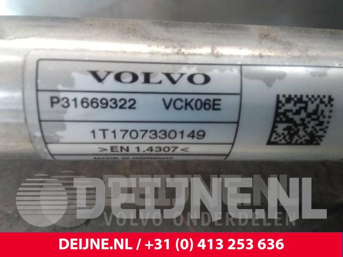 Tubo de llenado del depósito de combustible de un Volvo V90 II (PW) 2.0 D4 16V 2017
