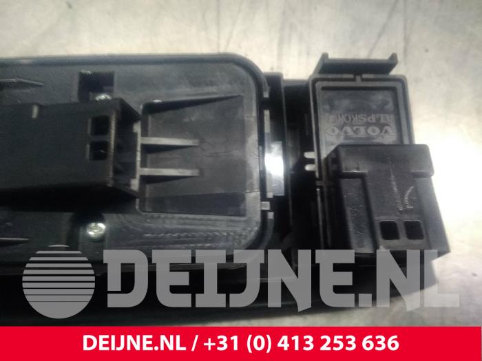 Electric window switch from a Volvo V40 (MV) 1.6 D2 2015